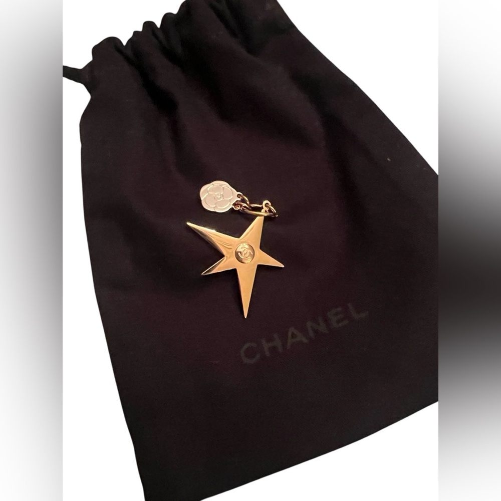 CHANEL Gold Star & small Camellia key Charm with black drawstring pouch. - Picture 6 of 9